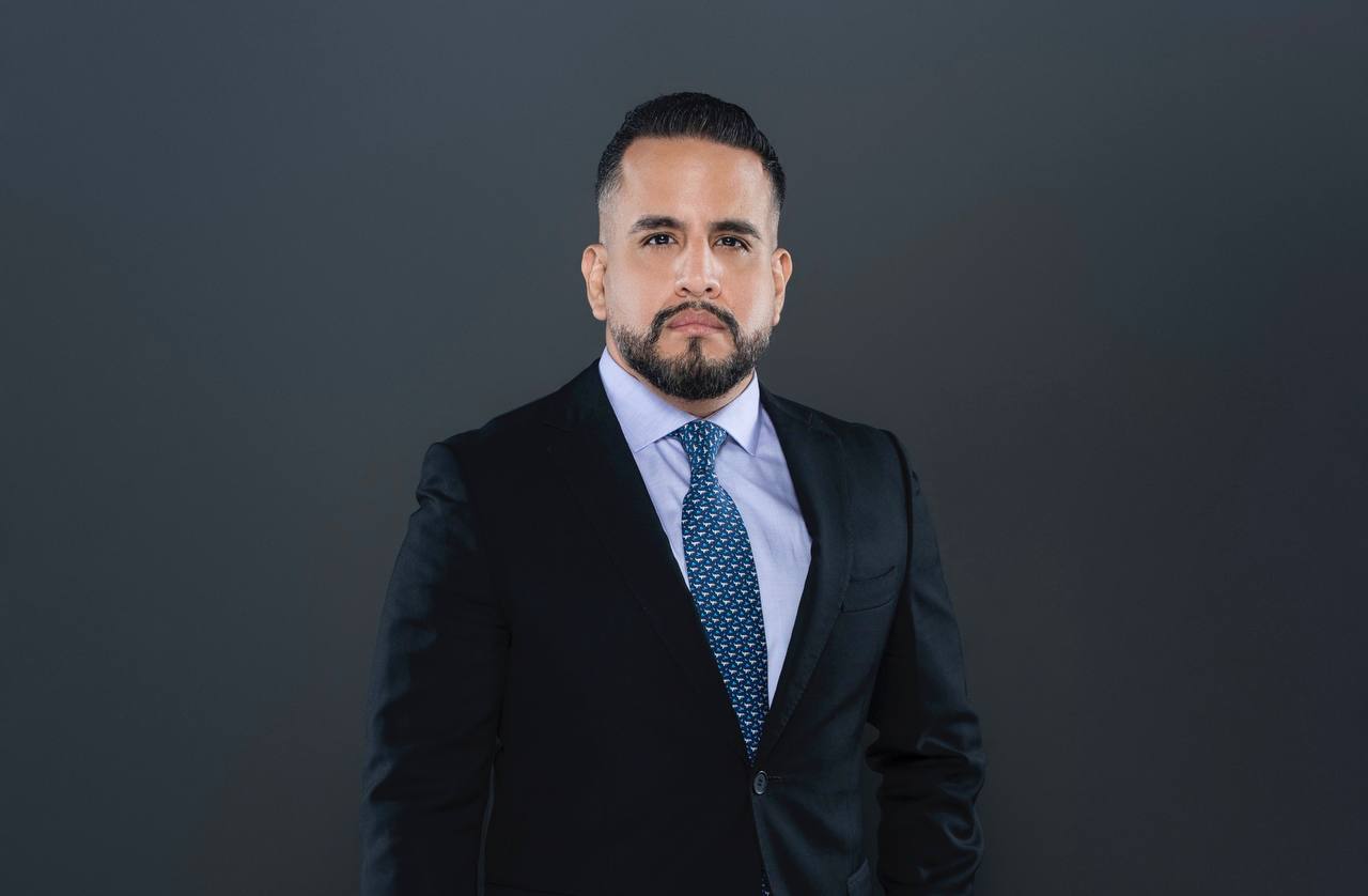 Retrato editorial de Javier Vásquez Palacios